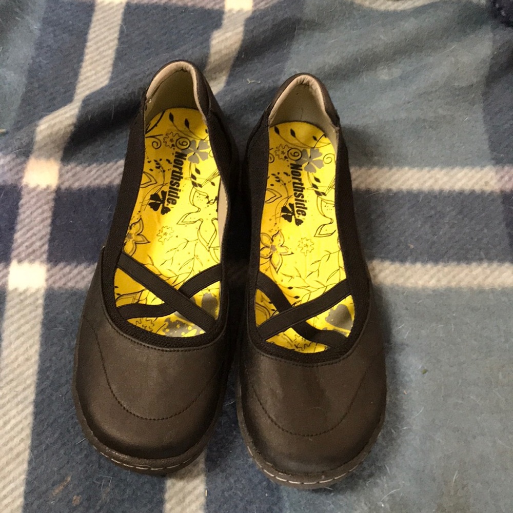 North side women’s size 9